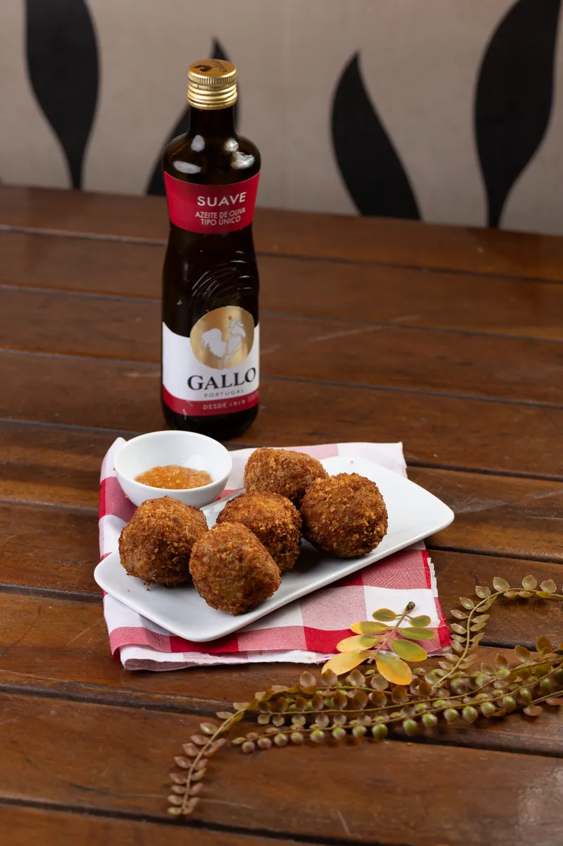 Bolinhos crocantes servidos no Churrascasa