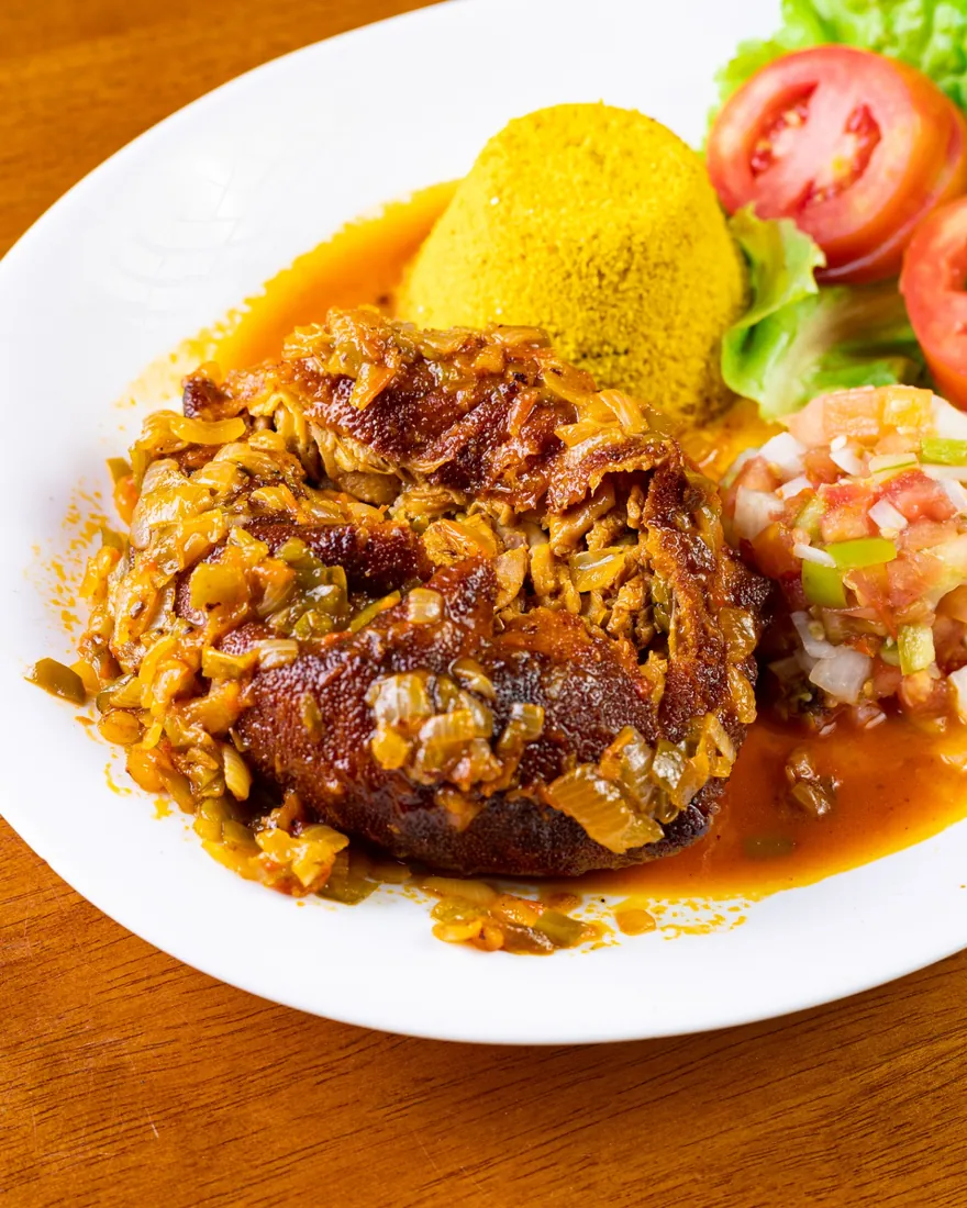 Prato executivo com arroz, carne e acompanhamentos